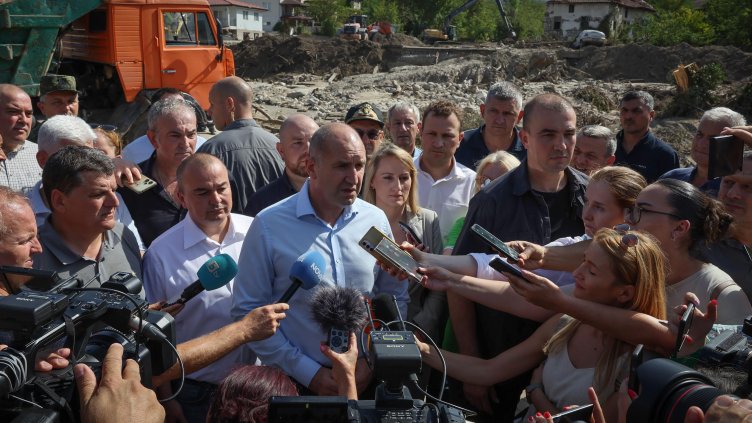 Правителството: Охраната не е изолирала Радев от граждани, медии или Гергана Петрова