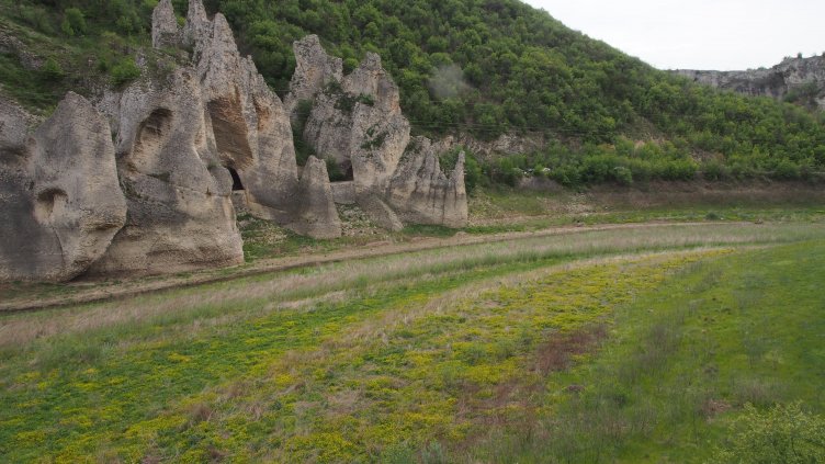 Слагат парапети и художествено осветление на Чудните скали