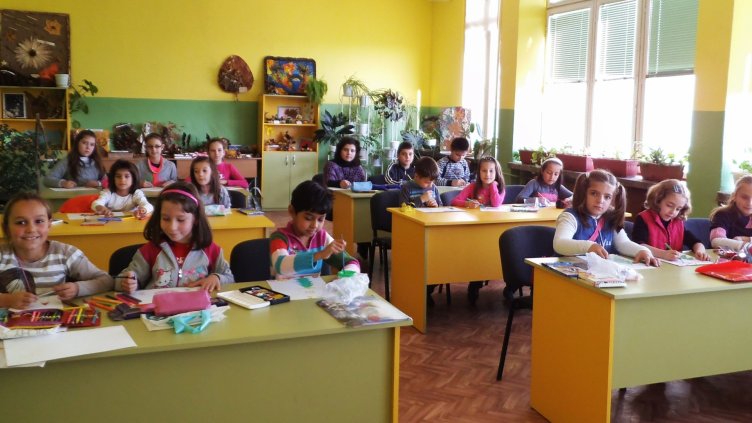 Деца влизат с чипове в училище