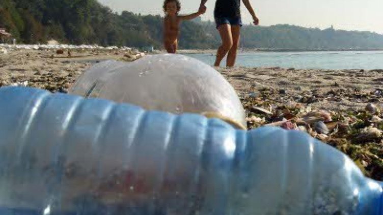 Почистват плажа на "Ветеран"