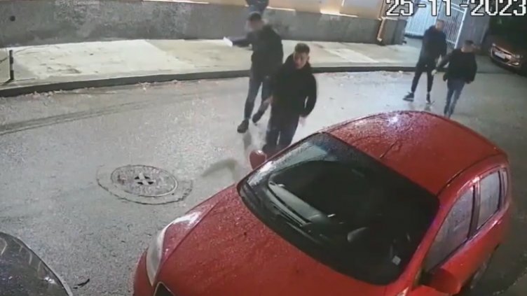 Тийнейджъри системно трошат коли в Добрич (ВИДЕО)