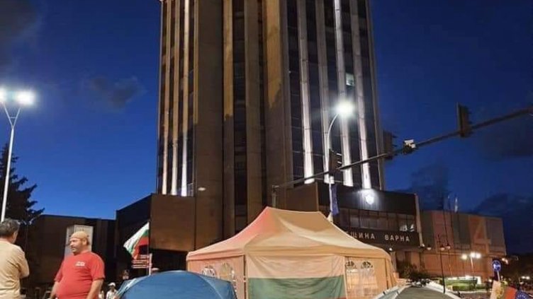 Ден 25-и на протест във Варна - кръстовището пред общината остава блокирано