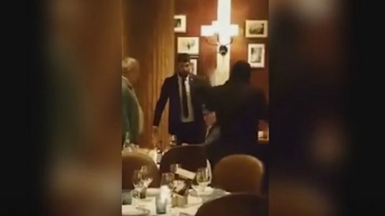 Удариха критик на Путин с торта в лицето (видео)