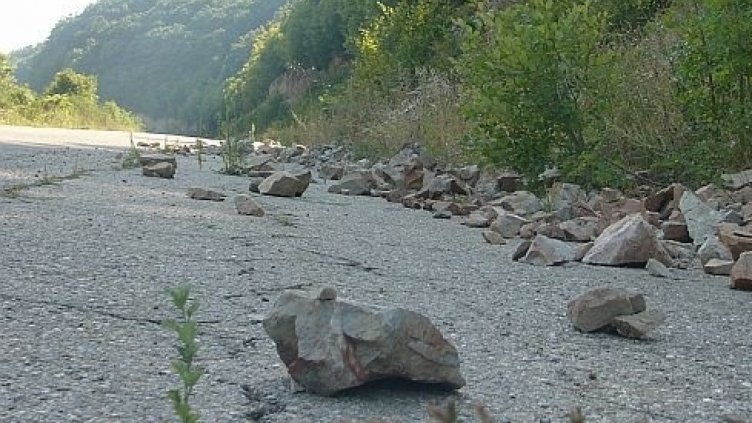 Свлачище затвори път в Троянския балкан