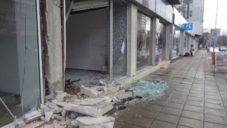 Среднощен тътен: "Ауди" се вряза в магазин във Варна. Има и ранени