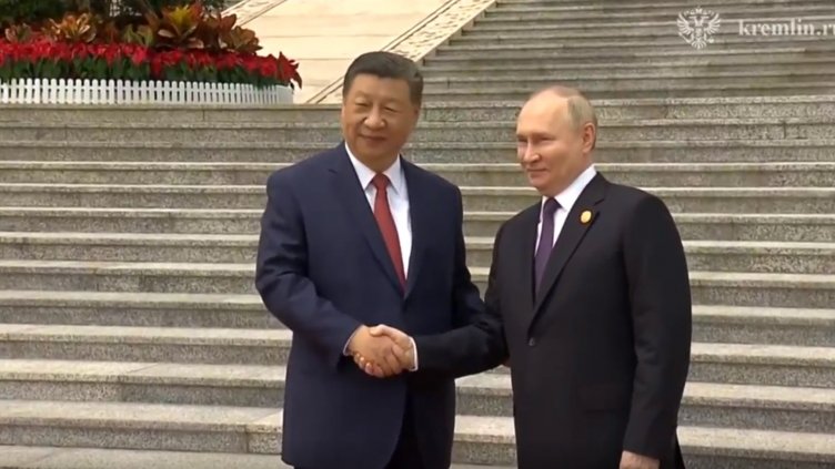 Си Дзинпин посрещна топло Путин в Пекин