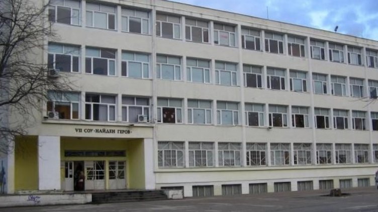 Две училища с електронен прием за първолаци