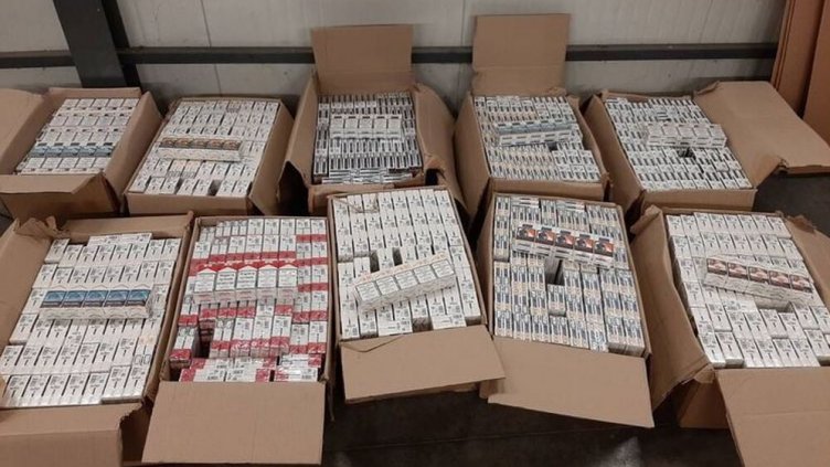Митнически служители откриха 80 000 къса (4000 кутии) цигари и 2 кг тютюн, скрити в камион с храни