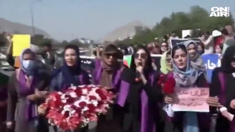 Изстрели във въздуха сложиха край на мирния протест на стотици жени в Кабул