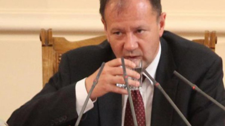 Мишо Миков моли депутати да влизат в залата