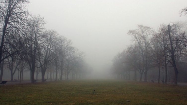 Облачно и мъгливо днес, температурите - до 14°
