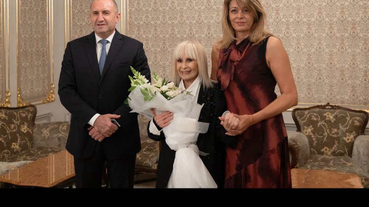 Румен Радев удостои Лили Иванова с почетния знак на президента