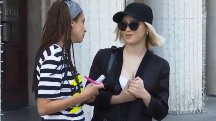 Блясък: Холивудска завезда се завърна в родния Бургас (ВИДЕО)