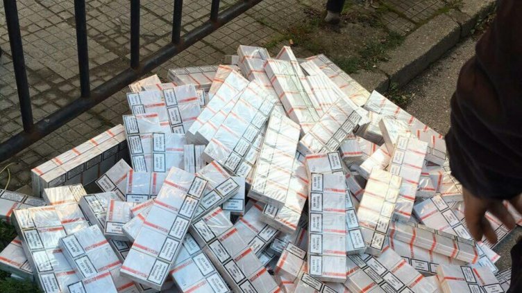 Шофьор тапицирал двигателя на камион със стекове цигари без акцизен бандерол