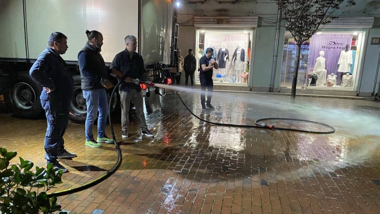 Кметът започна голямото чистене на Варна още по тъмно (СНИМКИ)