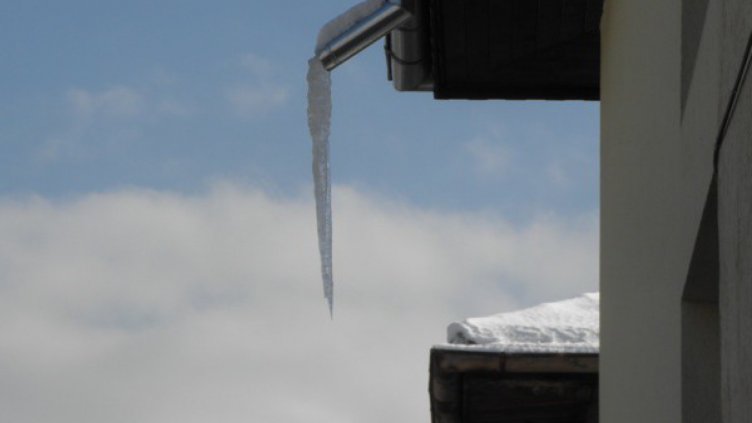Масови глоби в столицата за непочистен сняг и ледени висулки