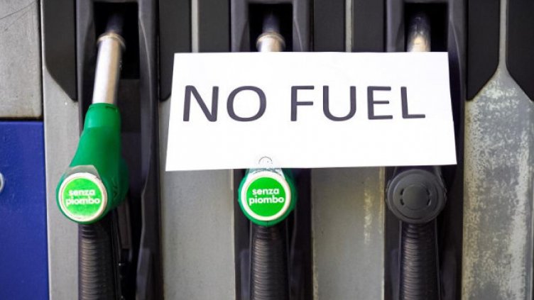 Нелепо и налудничаво: Британски шофьори гониха цистерна. Тя с цимент