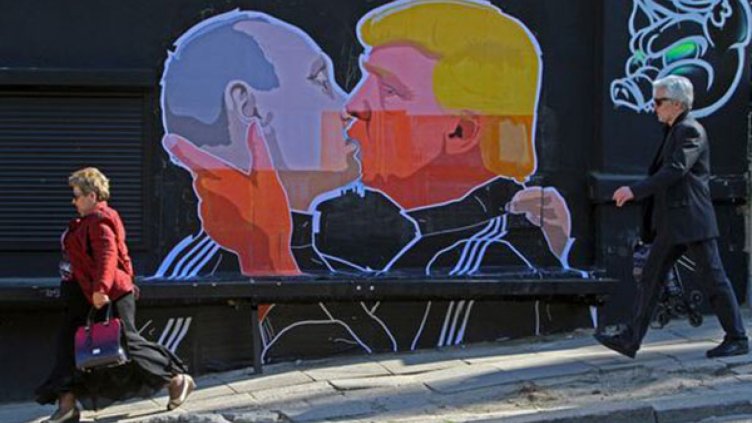 Политическа страст: Тръмп и Путин в гореща целувка