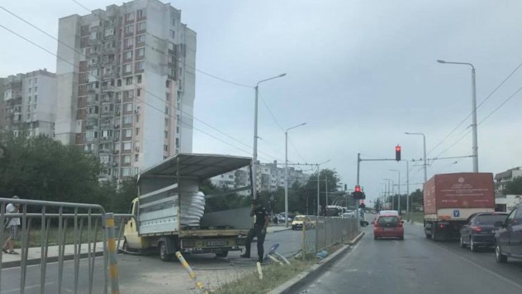 Бус потроши мантинела и затвори булевард във Варна