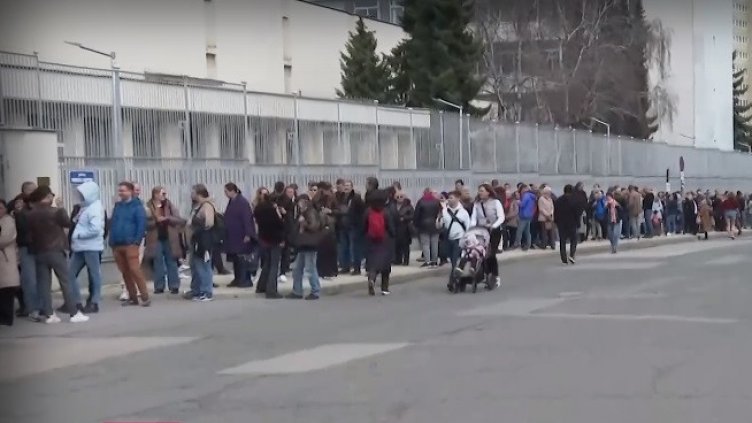 Опашка от желаещи да гласуват се изви пред руското посолство (ВИДЕО)