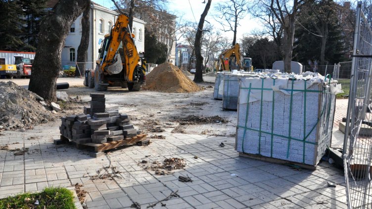 Реденето на плочките по центъра бе забавено заради проблеми с изпълнителите. Снимка Пламен Гутинов