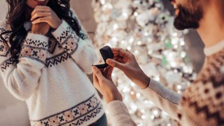 Три зодии, които да очакват годеж около Коледа