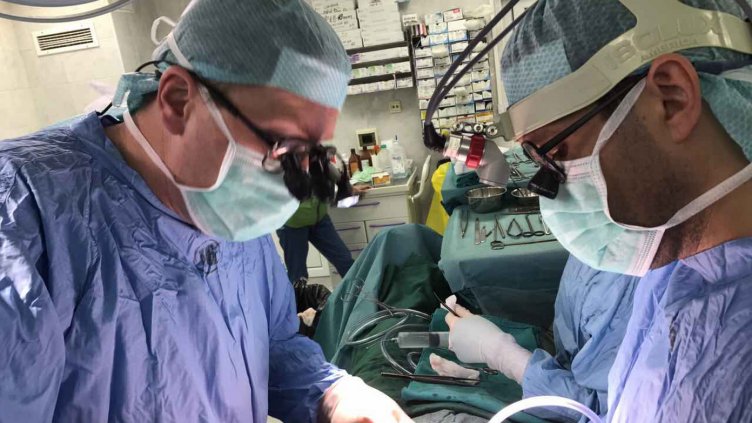 Интервенциите бяха извършени съвместно с д-р Йено Сзолноки – ръководител на клиниката по сърдечна, съдова и гръдна хирургия към Военномедицинския институт в Будапеща.