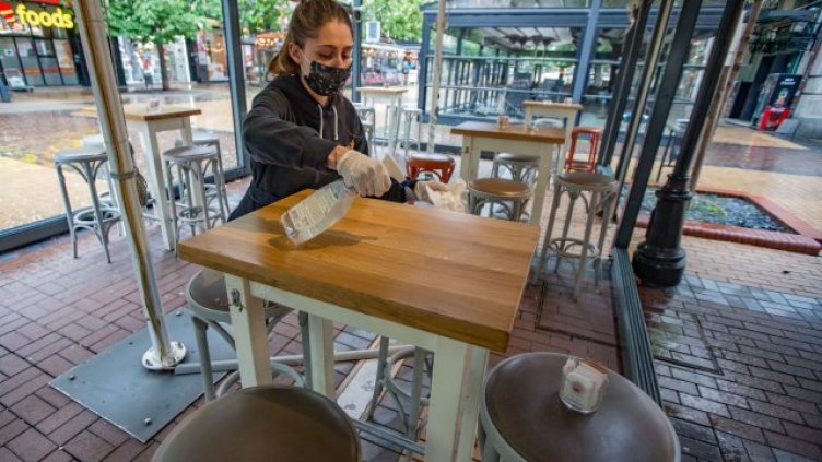 Сандвич и салатка на крак, но без ковид сертификат. Бизнесът го поиска