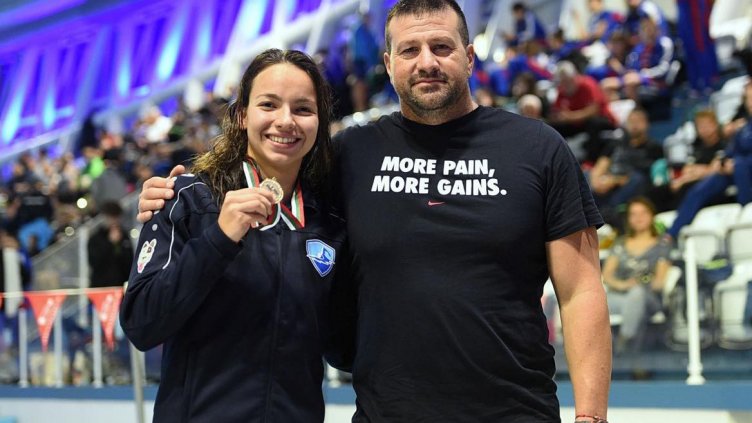 Тея Николова и личният й треньор Никола Петров, който позира щастлив с култово послание на тишърта си, а именно, че зад успехите на голямата сцена стоят къртовски труд, сълзи, болка и себераздаване на 1000 %