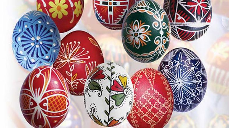 Изложба базар в Сливен представя над 300 великденски яйца