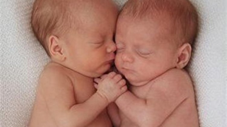 Четири двойки близнаци се родиха в различни години