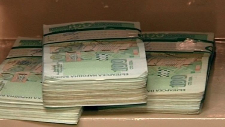 Жена взела 9200 лв. от ало измами, съдът я остави в ареста