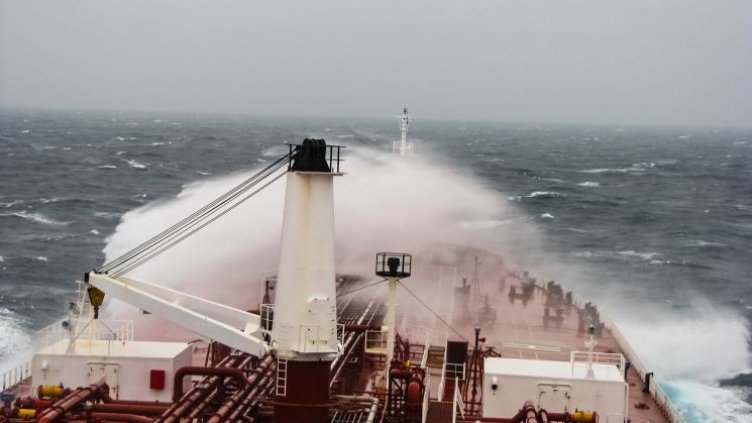 Трети руски петролен танкер подаде сигнал за бедствие в Черно море