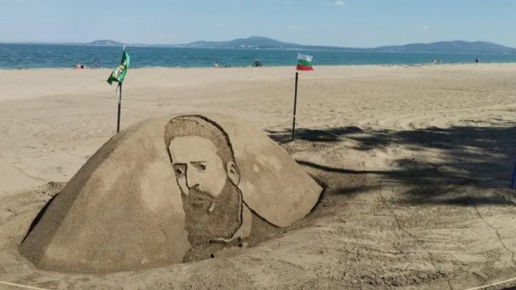 Чужденци изваяха лика на Ботев на плажа