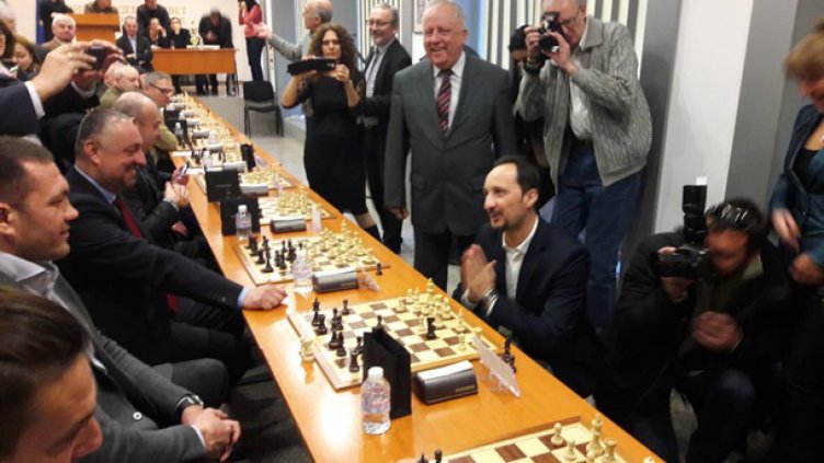 Кубрат Пулев игра шах с Веселин Топалов във... ВСС