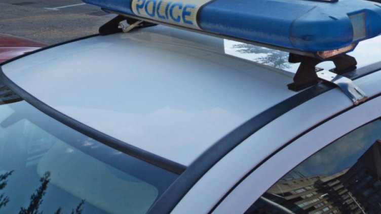 Кола се заби в автобусна спирка