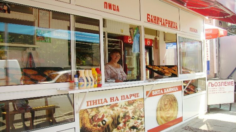 Проучват храната в магазини и лавки близо до училищата