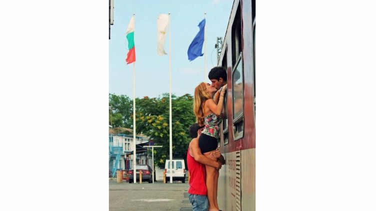 Целувка за сбогом на жп гарата в Бургас впечатли Европа