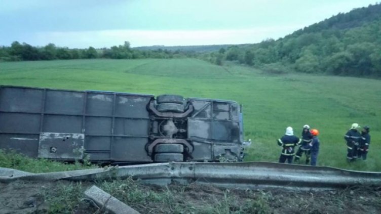 Автобус с пътници се преобърна в дере, 12 деца са откарани в болница