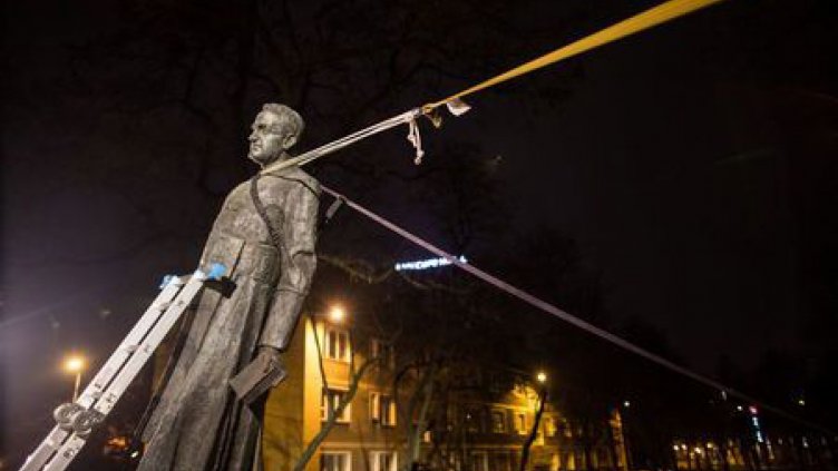 Събориха паметник на полски свещеник, обвинен в педофилия 
