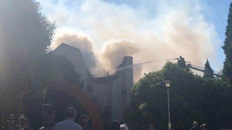 Безумие: Паметник на културата във Варна – в пламъци! СНИМКИ