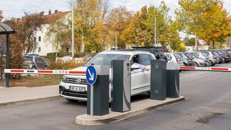 Изграждат четири нови паркинга във Варна