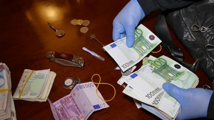 Двама българи с обвинение за разпространение на фалшиви евро в ЕС