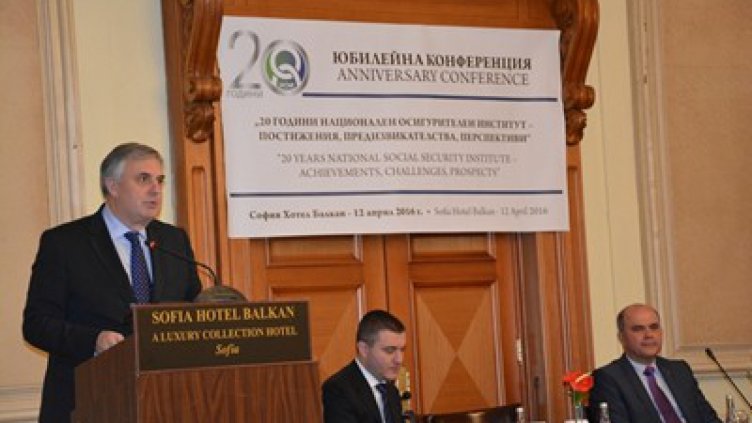 Вдигат пенсиите средно със 7 лв. от 1 юли