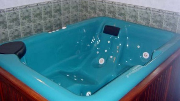 Изабела, която бе засмукана от джакузи, излезе от реанимацията