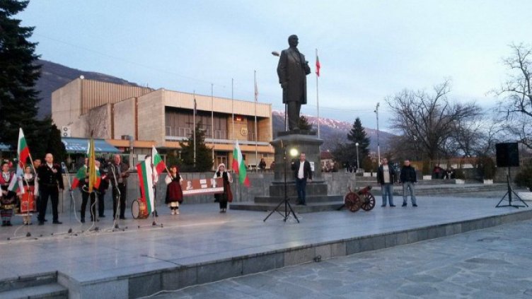 Протест в Сопот, поискаха оставката на кмета
