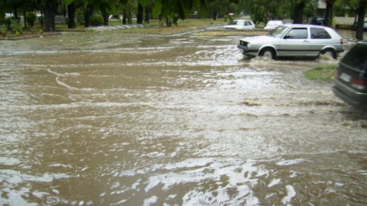Наводненията в Бургаско взеха жертва, жена е в неизвестност