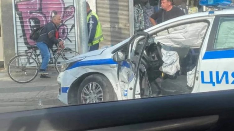 Патрулка и BMW в неравен сблъсък. Кой на кого отне предимството? СНИМКИ