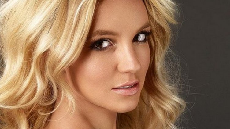 Бритни Спиърс се състезава с мениджъра си на лицеви опори