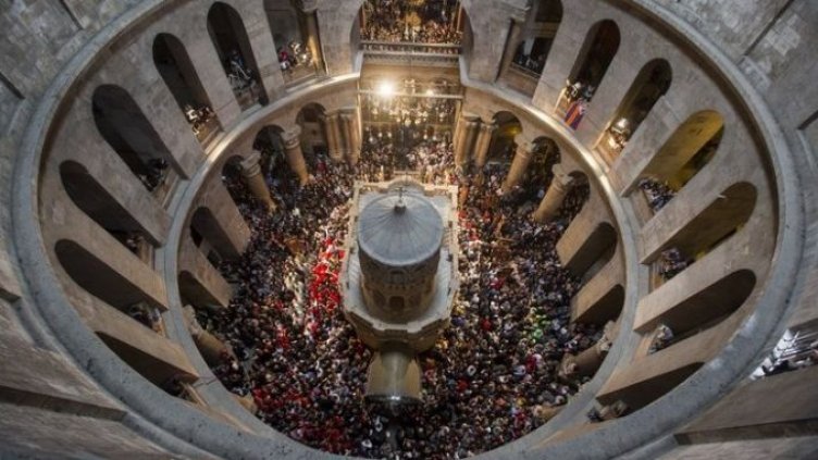 Благодатният огън слезе в църквата "Възкресение Христово" в Йерусалим